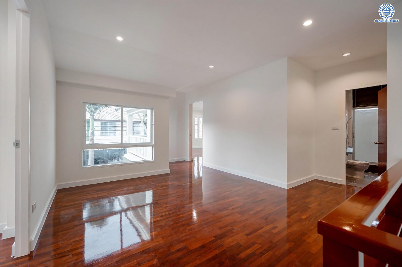 บ้านมือสองตกแต่งใหม่ โครงการ ปารวีร์ เพชรเกษม63 เนื้อที่ 82.4 ตร.ว. ฟังก์ชัน 3 ห้องนอน 4 ห้องน้ำ 1 ห้องแม่บ้าน 2 ที่จอดรถ บนพื้นที่ใช้สอย 244.52 ตร.ม. ทำเลศักยภาพ เชื่อมต่อหลายเส้นทาง ใกล้เดอะมอลล์บางแค จุดขึ้นทางด่วน "พระราม2" และรถไฟฟ้าสายสีน้ำเงิน "สถานีหลักสอง"